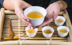 发朋友圈晒喝茶的短句 茶与水的精美句子